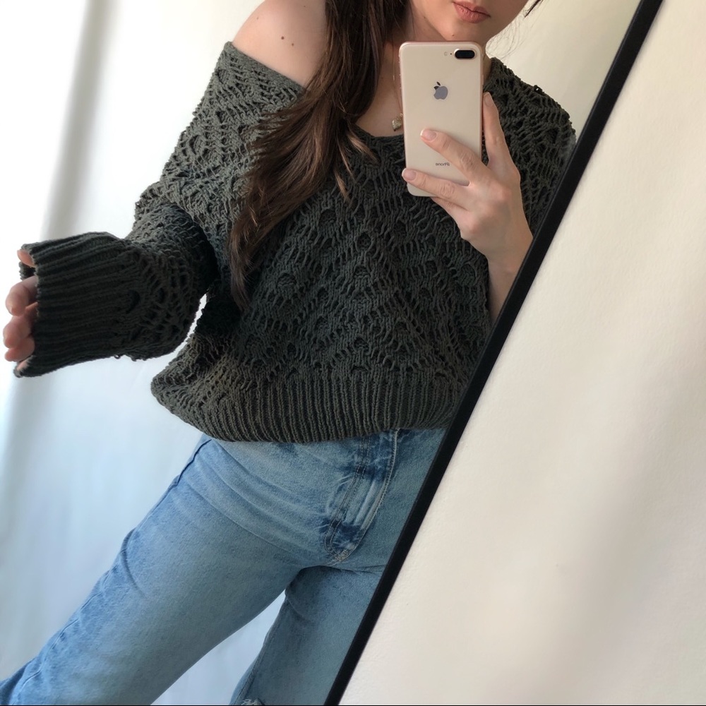 Women's Cropped V-Neck Sweater in Dark Green